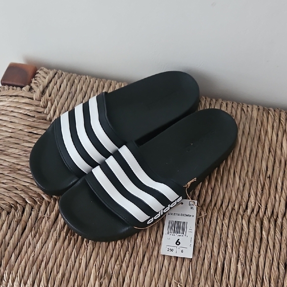 Adidas Black and White Slide Sandals Size 6 Nwt - Picture 1 of 3